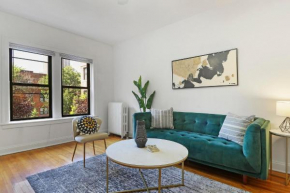 Darling 1BR Lakeview Home near Music Venues, Shops